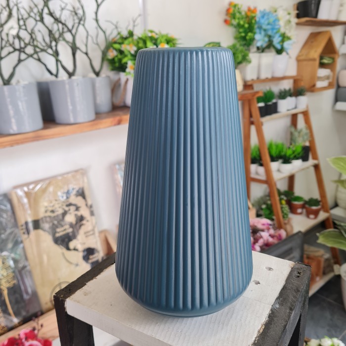 VAS BUNGA PLASTIK TINGGI PUTIH