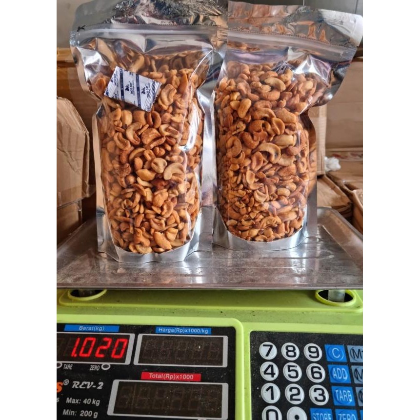 

Kacang Mede Goreng Asin Berat 1/2 Kg ( Pecahan )