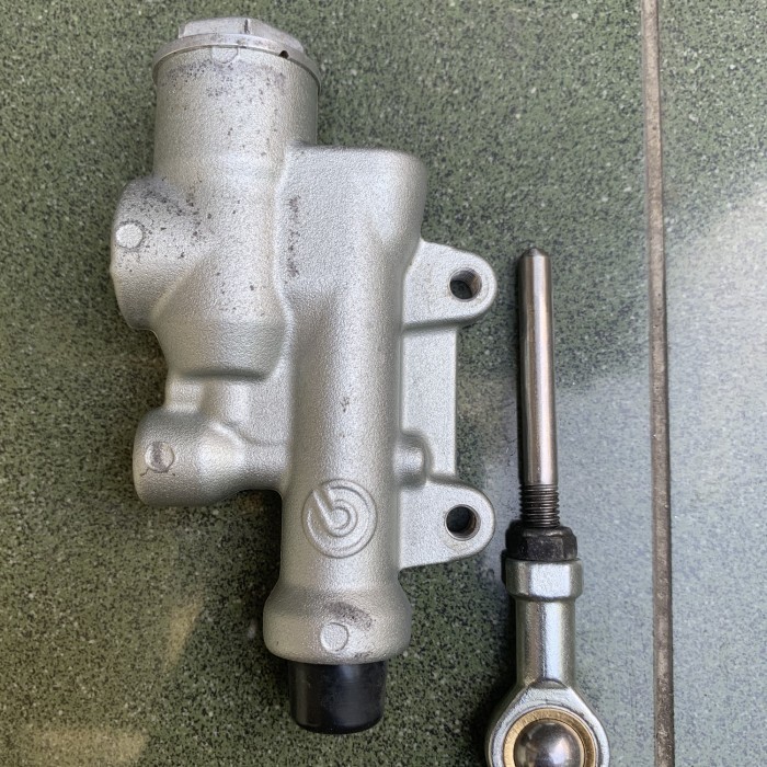 {Bekas} master rem Belkang brembo limbah moge Aprilia Tuono 1100RSV4 RR 2018 Diskon