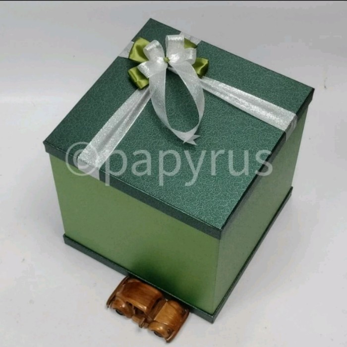 

PAPYRUS Sandwich 30x30 Tinggi 30cm Kotak Kado Gift Box