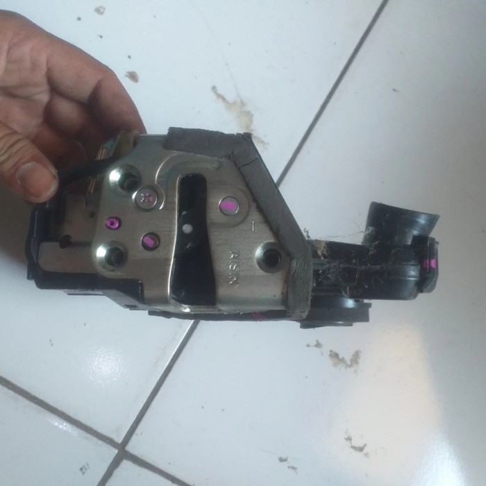 doorlock pintu kiri tengah innova