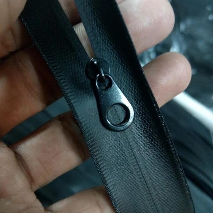 Resleting waterproof no.3 (25 yard) warna hitam.