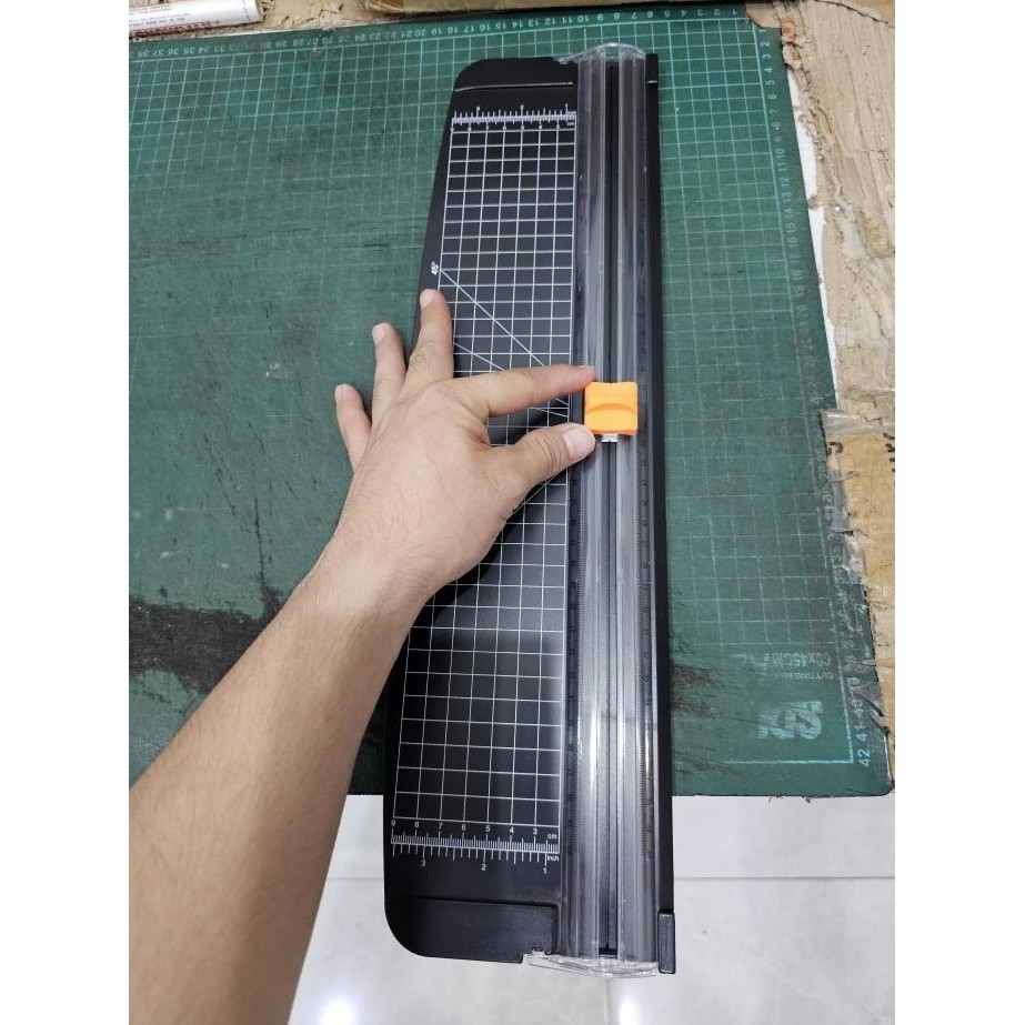 

Pemotong Kertas A3 Dorong Tarik Paper Cutter A3 Plastik