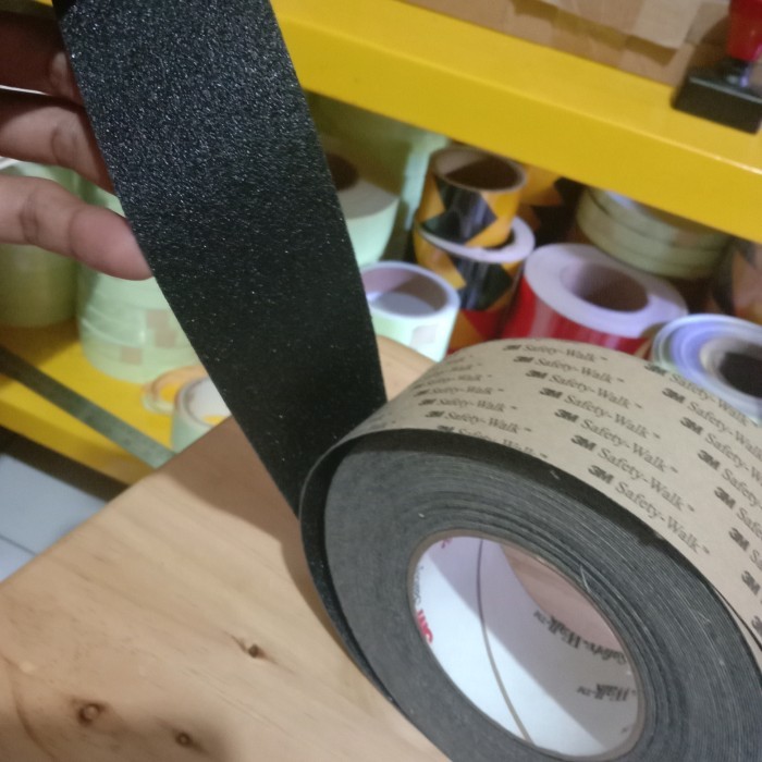 

Salee! 3M - Lakban Anti slip tangga - Safety Walk Tape - Anti Licin lantai 2