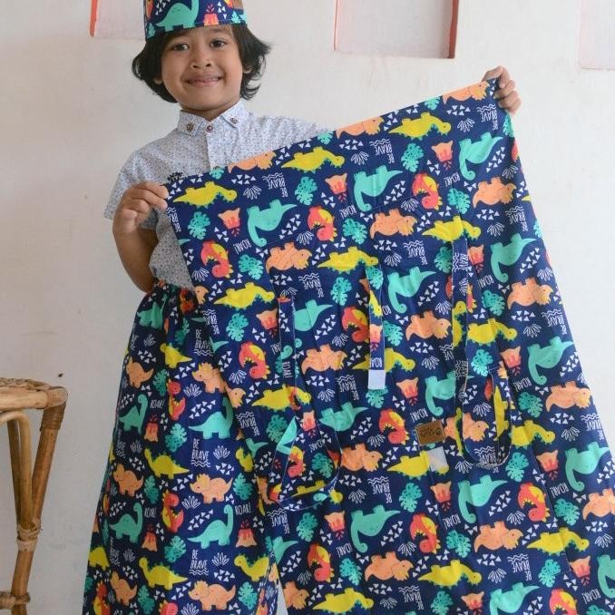 

BLUE- SARUNG ANAK MOTIF DINO BLUE + SEJADAH +PECI 1SET LEBIH HEMAT