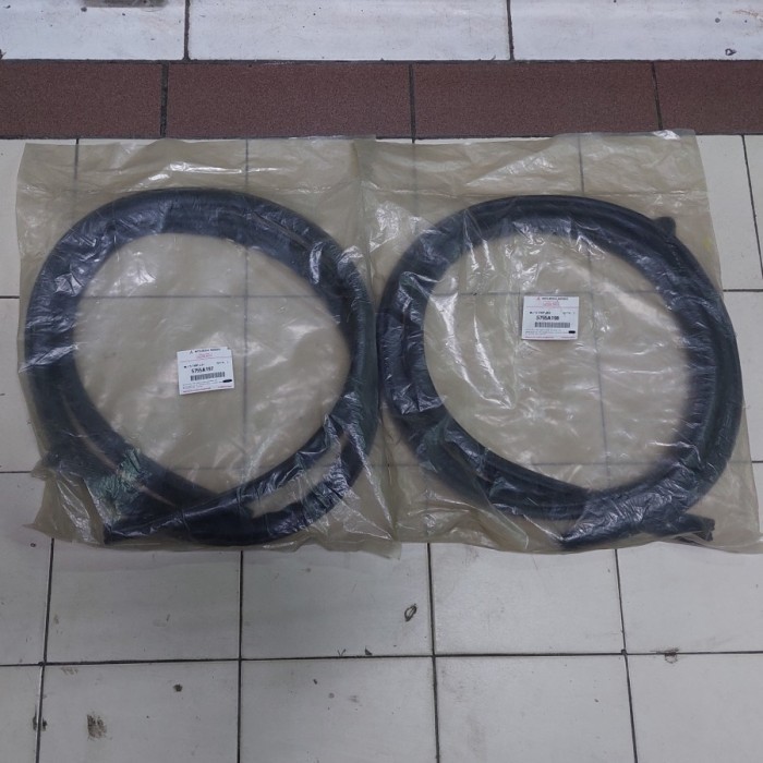 KARET BODY PINTU BELAKANG ORIGINAL ASLI MITSUBISHI PAJERO SPORT