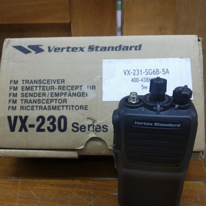 HT HANDIE TALKIE VERTEX STANDAR VX-231 UHF 400-438 MHZ UHF 400-470 MHZ