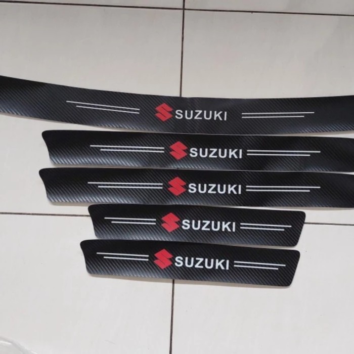 STICKER CARBON PELINDUNG PIJAKAN KAKI DIBAWAH PINTU ERTIGA