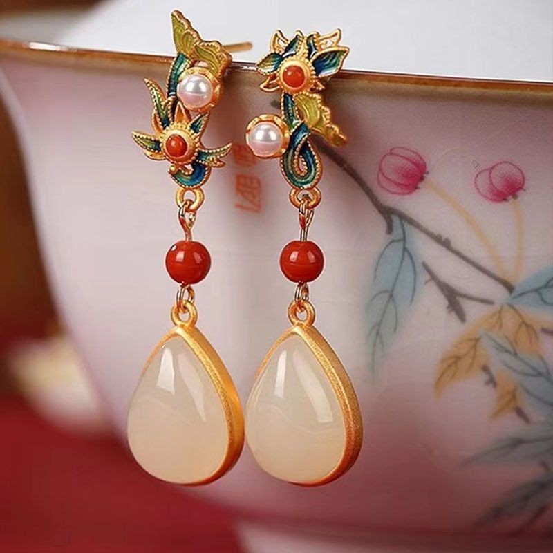 Anting-anting dari batu giok putih Hetian dan merah selatan dengan enamel berlapis emas