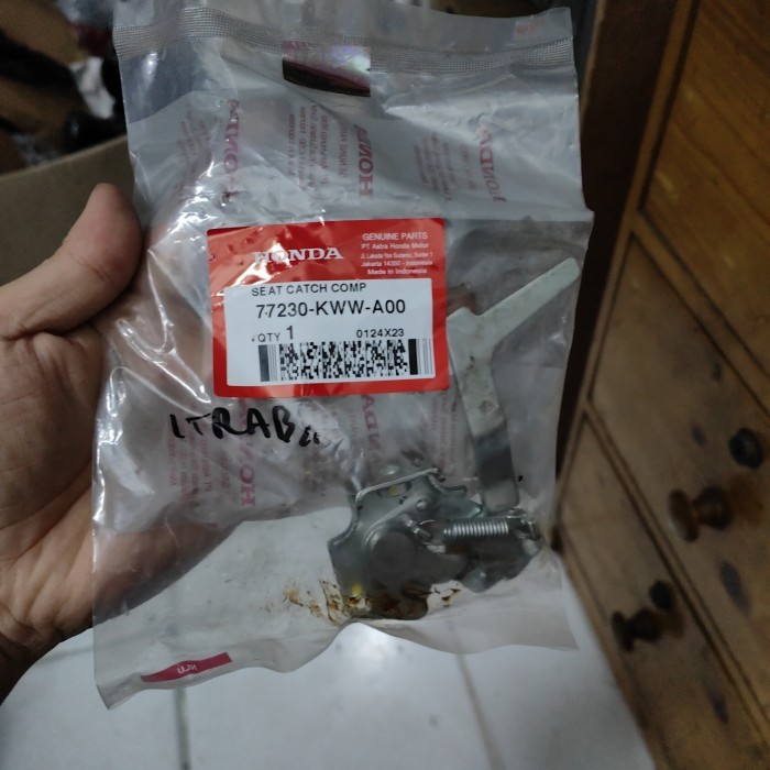 Sari Sangkutan Kunci Jok (Catch Comp Seat) Revo Absolute Ori Ahm Termurah