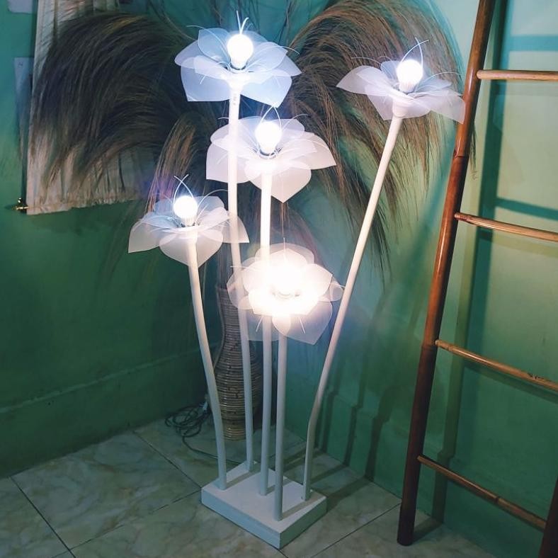 rith standing lampu kelopak bunga, backdrop dekorasi pelanan, standing lampu dekorasi.rustic