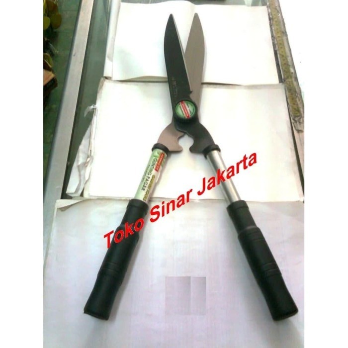 GUNTING TANAMAN BESAR KENMASTER