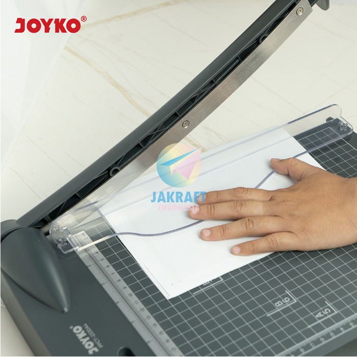 

Paper Cutter A4 / 8R Joyko Ppct-2330A4 Alat Potong Kertas Hvs / Karton Carton / Foto Photo Trimmer