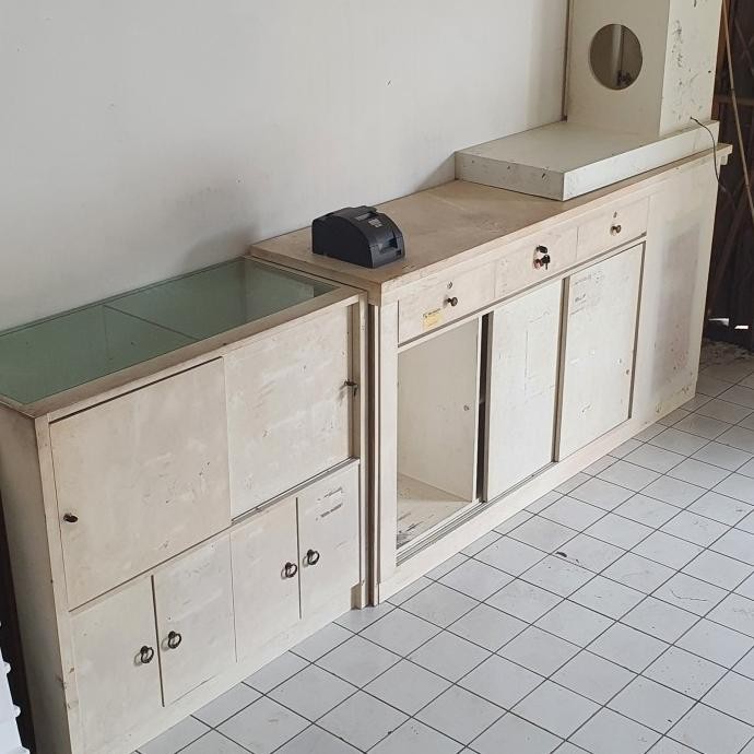 Lemari rak display bekas butik furnitur mebel kayu kaca toko