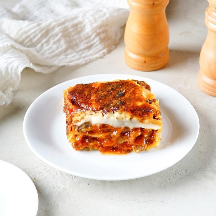 

Christmas Hampers Baked Lasagna With Bechamel Sauce / Bruule / Brulee & Beef . Parsel Natal / Parcel