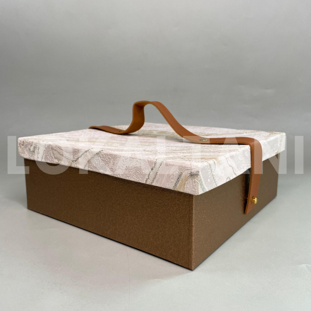 

Box Lebaran 22X22 Kue Kering 4 Toples 250Gr Tali Jinjing Kulit