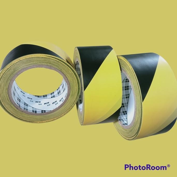 

LAKBAN LANTAI 2 WARNA / FLOOR MARKING KUNING HITAM 2 INCH KM88 ASLI