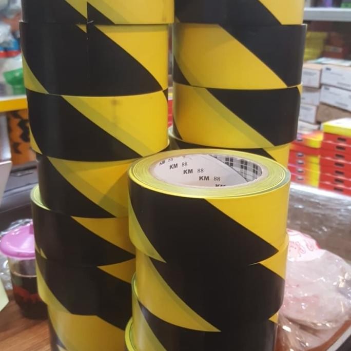 

LAKBAN LANTAI KM FLOOR MARKING TAPE KM 48MM X 33M YELLOW-BLCAK ASLI