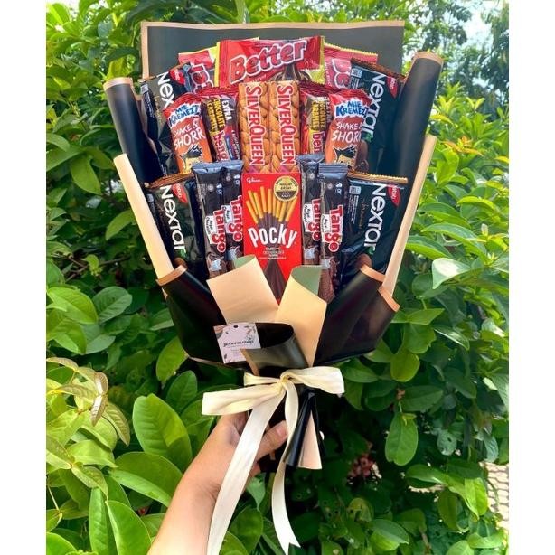 

CR - BUKET SNACK SILVERQUEEN ELEGAN HITAM CREAM KERTAS CELLOPHANE / BUKET SNACK MEWAH / BUKET SNACK MENARIK / BUKET SNACK HADIAH WISUDA / HADIAH SIDANG / WEDDING / ANNIVERSARY / HADIAH PACAR / JAJANAN / BINGKISAN / SIDANG SKRIPSI / TERLARIS