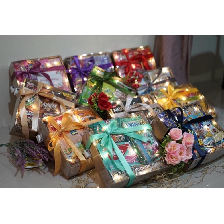 

It34 Snack Gift Box/ Hampers Snack/ Snack Gift/ Hamper Snack/ Kado Wisuda/ Kado Kelulusan/ Hadiah Lulus/ Hadiah Lomba 17 Agustus/ Hadiah Kelulusan / Kado Sempro / Kado Sidang / Hadiah Wisuda / Kado Lebaran/ Hampers Lebaran/ Kado Ulang Tahun Murah Lampu