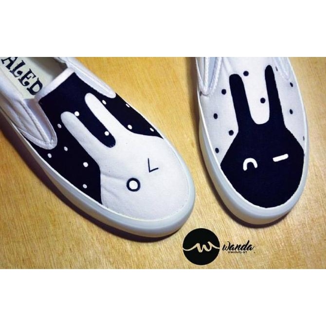 

Sepatu Lukis Cat White And Black