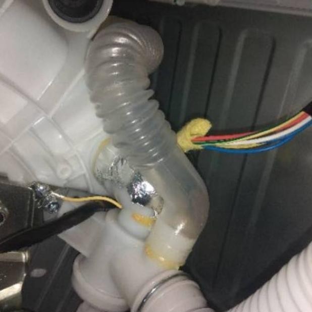 SELANG PEMBUANGAN DALAM MESIN CUCI AQUA SANYO