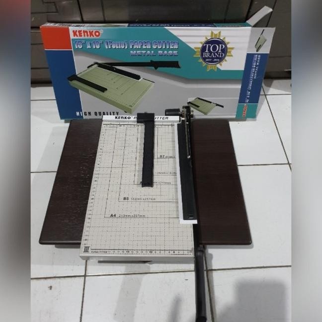 

Grosir Alat Pemotong Kertas / R Cutter F4 Folio Merk Kenko