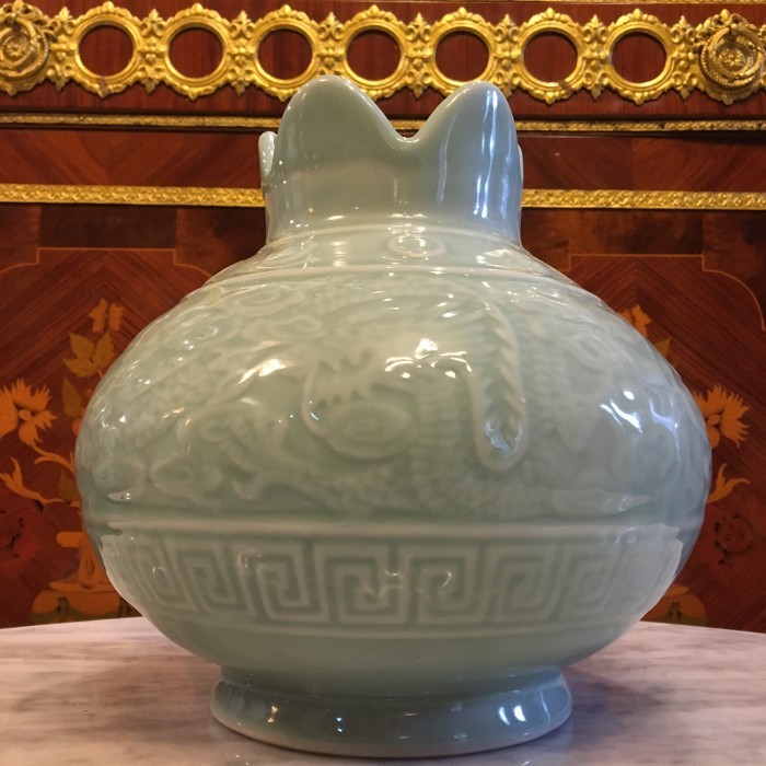 GUCI CELADON ANTIK MOTIF NAGA TIMBUL