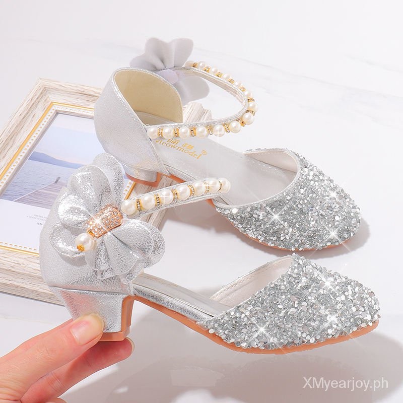 Sepatu Hak Tinggi Putri untuk Anak Perempuan Model Catwalk Show Sepatu Kulit Perak dengan Gaun Penuh