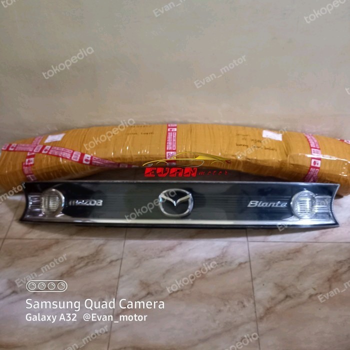 LAMPU REFLEKTOR BAGASI MAZDA BIANTE