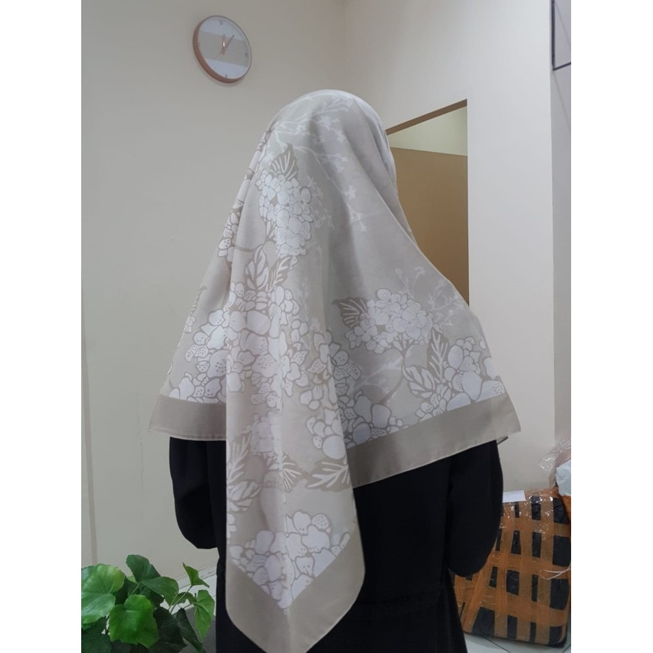 Segiempat Motif Elzatta Kaila Geranium Scarf Motif Terbaru Premium