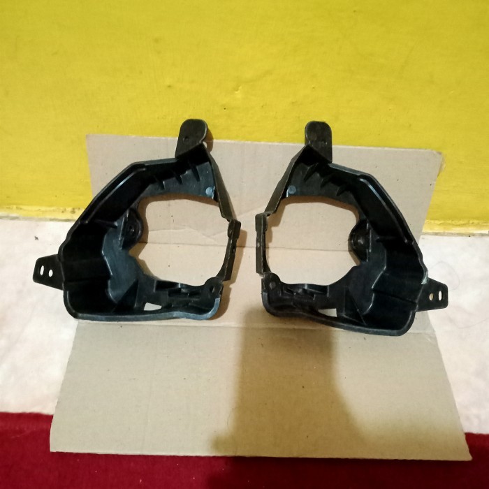 breket foglamp Mazda 2 th. 2010-2011-2012-2013-2014