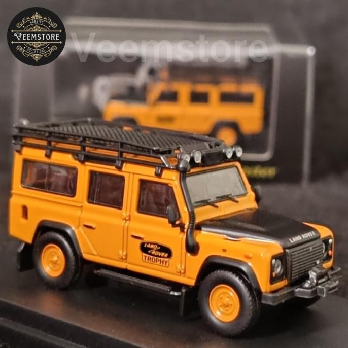 Die Cast 1:64 Toyota Land Rover Defender 110 Camel [Master] dengan Aksesoris Papan Selancar dan Tang