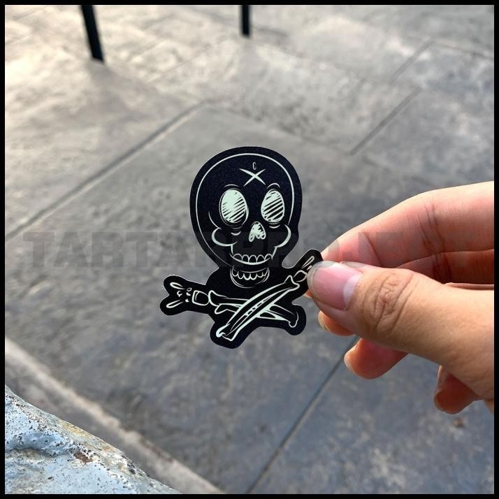 

DISKON STICKER STIKER VINYL - BW SKULL !