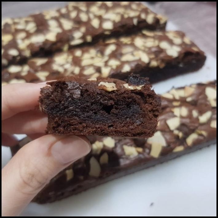 

GRATIS ONGKIR BROWNIES PANGGANG ALMOND 20X20 CHOCOCHIP BROWNIS COKLAT BROWNIS KEJU !!!!!