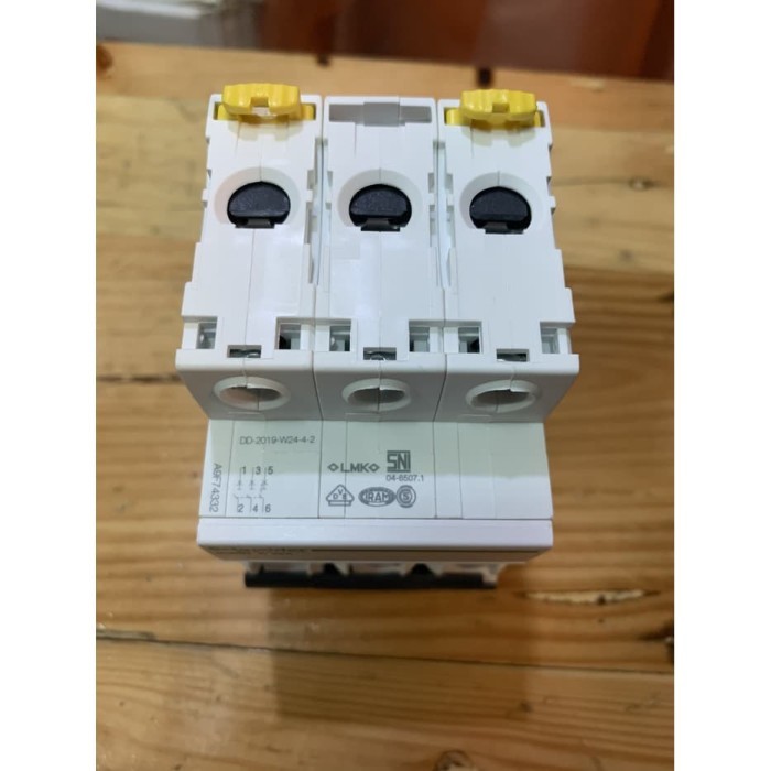 Mcb Schneider Ic60N 3P 32A