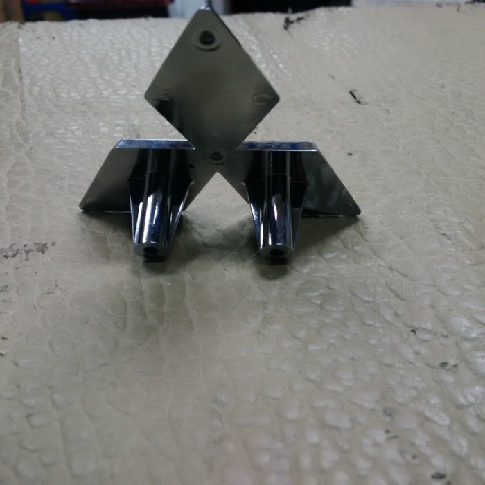 Emblem Logo Mitsubishi Tiga Berlian