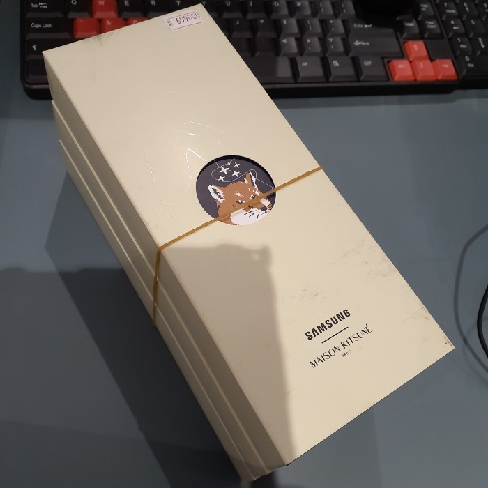 TERMURAH - Samsung Silicone Cover with Strap Maison Kitsune Galaxy Z Flip4 Original