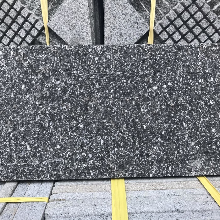 basalto hitam 15x30 cm2