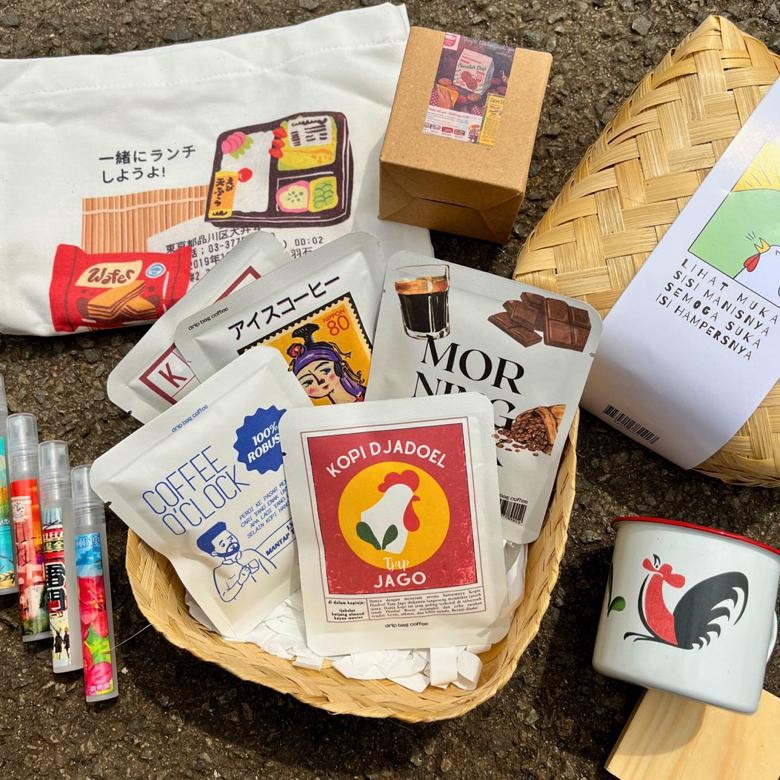

CR - HAMPERS KOPI COFFEE DRIP BAG bymakaira | Kado ulang tahun sahabat hadiah pacar hadiah ulang tahun kado wisuda gift souvenir hampers kopi birthday gift hadiah unik lucu TERLARIS