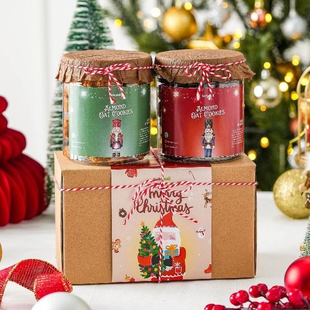 

Hampers Natal / Christmas Hampers - Oatmeal Cookies 2 Jar + FREE KARTU + TALI + VOUCHER + BUBBLE WRAP | LUCKYBITE