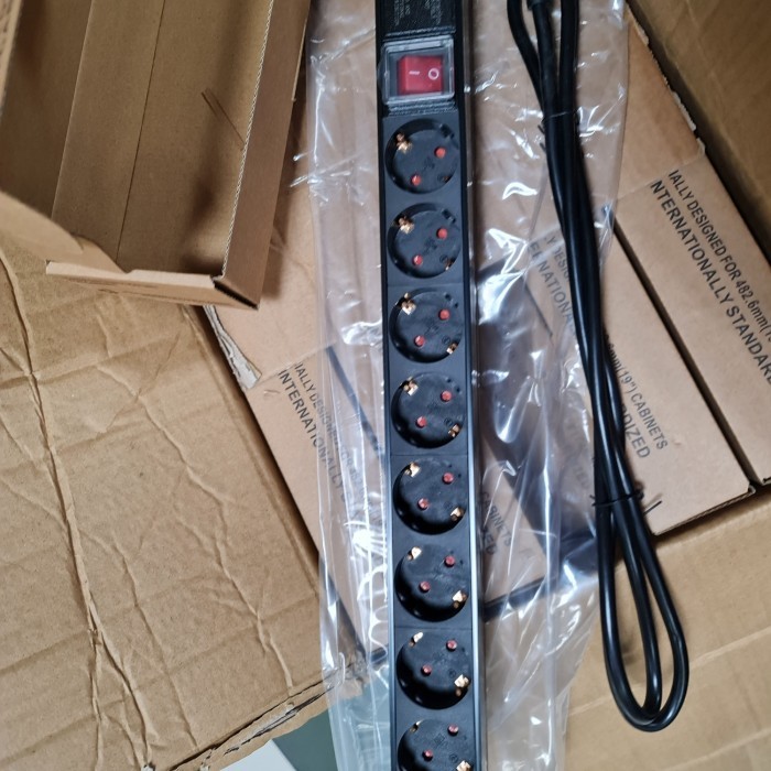 pdu rack server 8 port / pdu 8 lubang