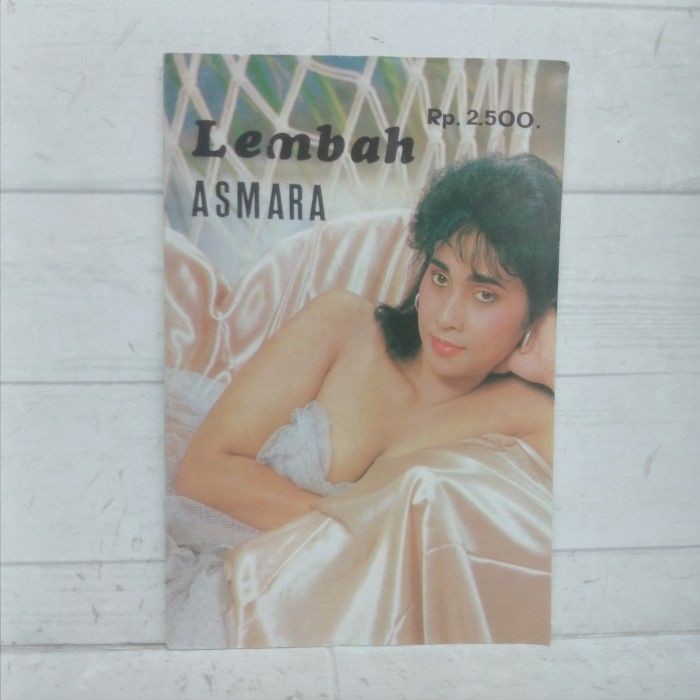 Enny Arrow Lembah Asmara BUKU Langka