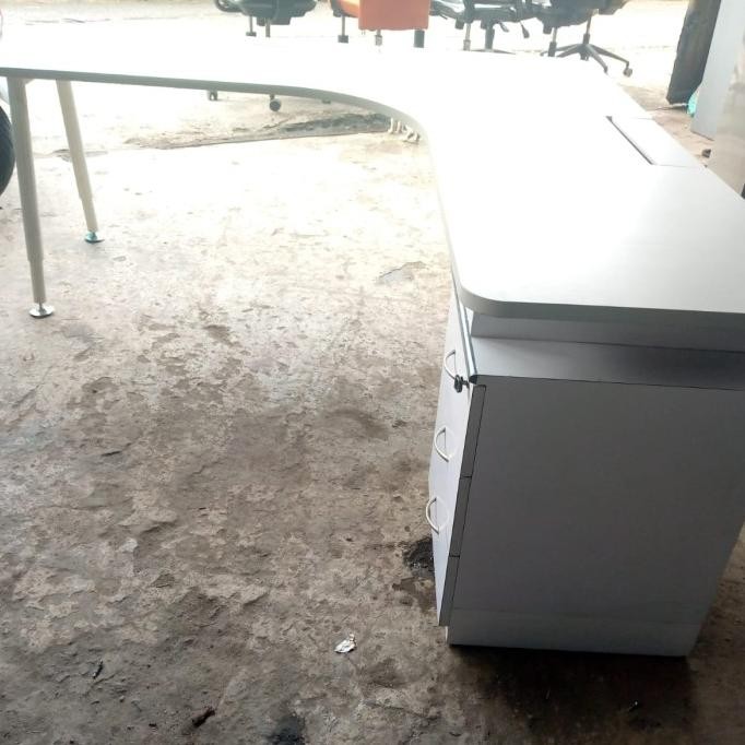 Meja L Kantor Minimalis Putih Cicisarinam