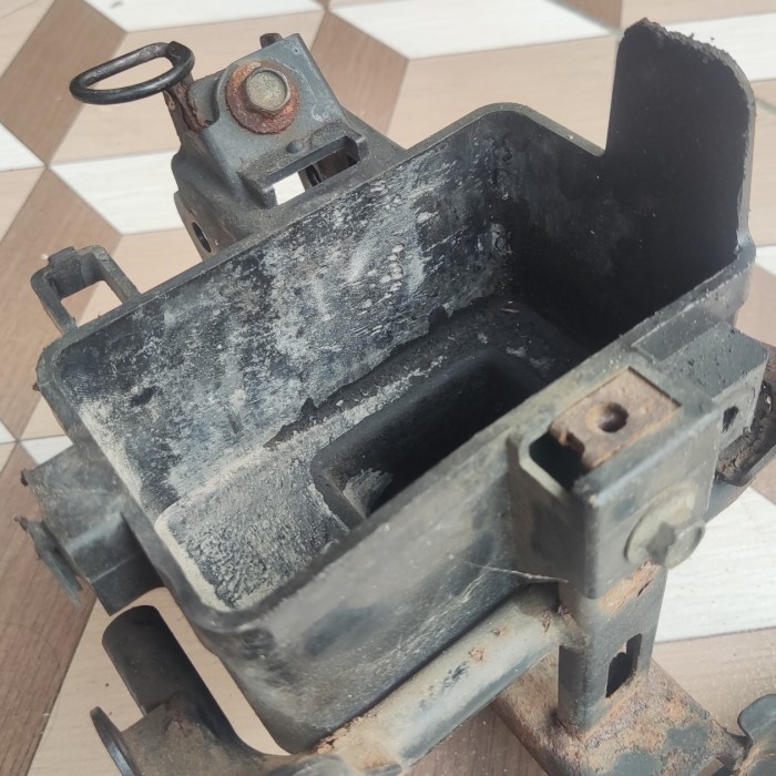 BESI PANGKON DUDUKAN TAMENG TEBENG TEMPAT AKI HONDA SPACY ORIGINAL ORI