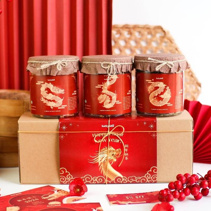 

CR - Hampers Imlek / CNY Hampers / Parcel Imlek - Oatmeal Cookies 3 Jar + FREE KARTU + TALI + VOUCHER + BUBBLE WRAP | LUCKYBITE TERLARIS