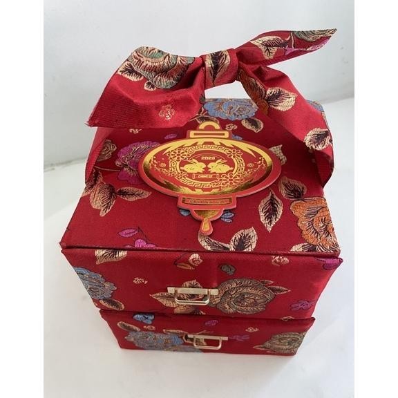 

Imlek TERMURAH BOX KUE IMLEK CHINESE NEW YEAR LACI 2 TOPLES 500 GRAM HAMPERS - Dengan emblem Limited