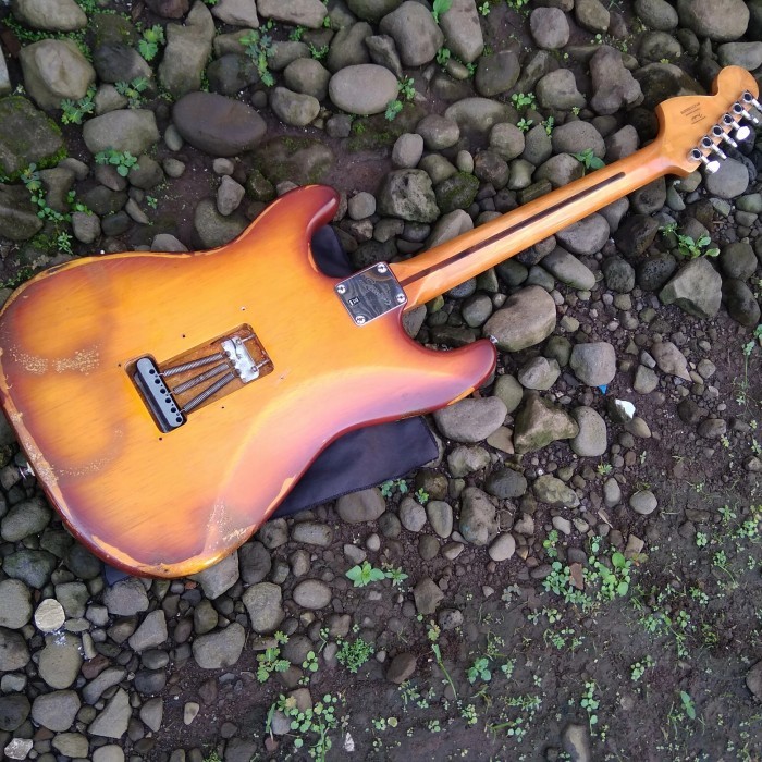 Gitar Squier Fender Stratocaster Standard FMT In Amber Burst Original