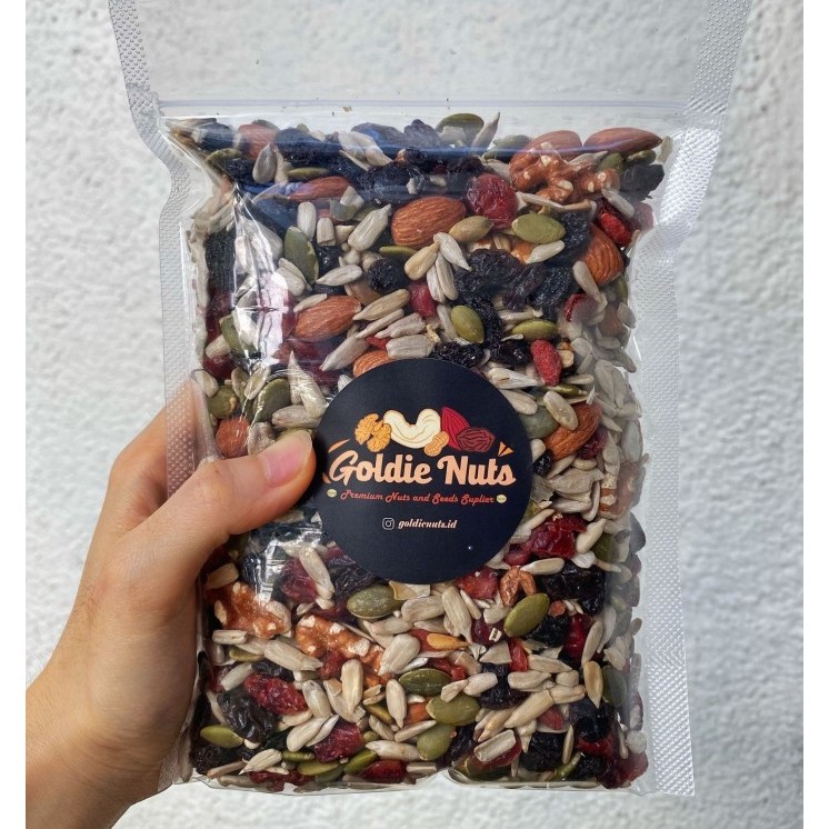 

TRAIL MIX NUTS C (Almond, Walnut, Cranberry, Raisin) 250gram DISKON