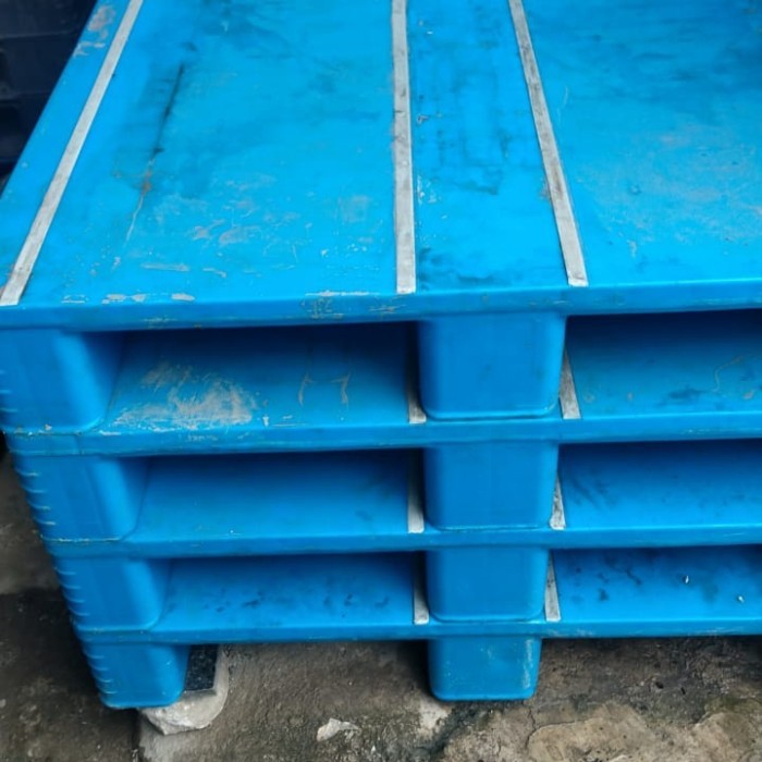 

palet plastik warna biru ukuran 110x120x15 barng bagus